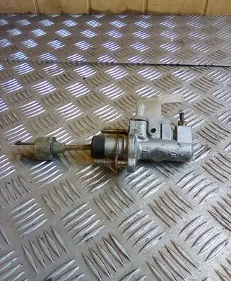 Toyota Corolla E120 E130 Clutch master cylinder B39