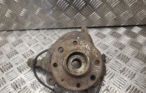 Opel Tigra B Front wheel hub