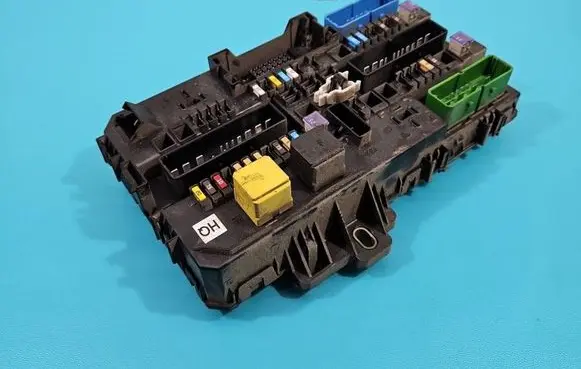 Opel Zafira B Fuse box set 13220831 IMPRK1365985