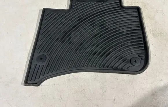 Volkswagen Touareg II Rear floor mat 7P1061550041