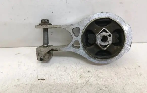 Peugeot 508 Engine mount bracket