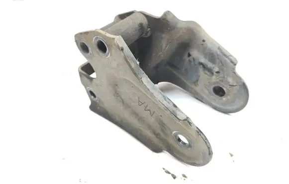 Engine mounting bracket