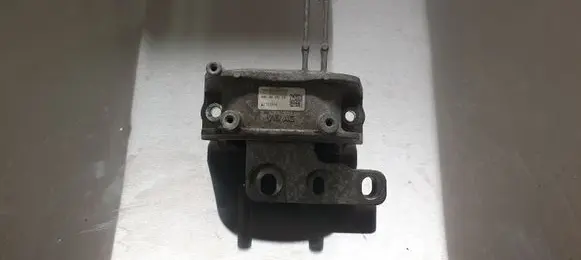Volkswagen PASSAT B8 Engine mount bracket 5Q0199262DE