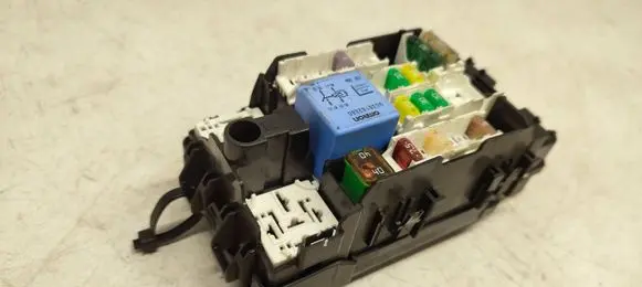 Peugeot 308 Fuse module 9665492680 20130911 018014781