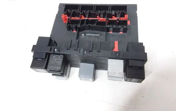 Volkswagen PASSAT B6 Fuse module 3C0937049J