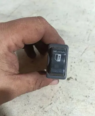 Nissan Primera Electric window control switch 2517Z