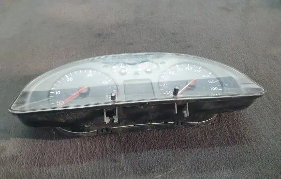 Volkswagen PASSAT B5 Speedometer (instrument cluster) 3B0919881N