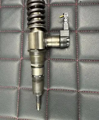 Volkswagen PASSAT B6 Fuel injector 03G130