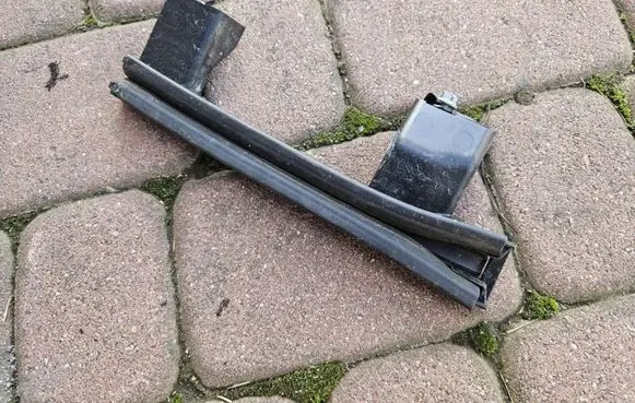 Opel Crossland X Front door windshield rail 13467526