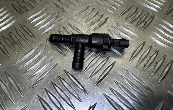Volkswagen PASSAT B8 Fuel temperature sensor 04L919565