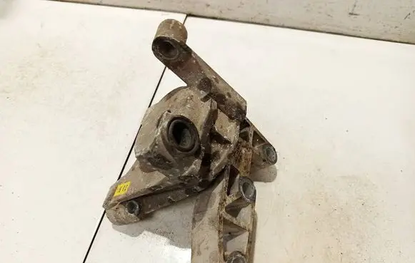 Engine mount bracket