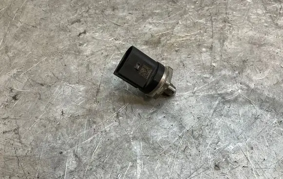 BMW 3 E92 E93 Fuel pressure sensor 0261545072 12012229162