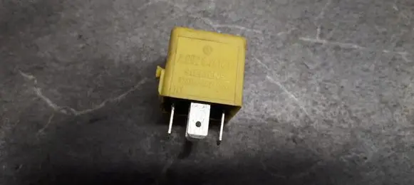 Peugeot 406 Fuel pump relay a0025421419