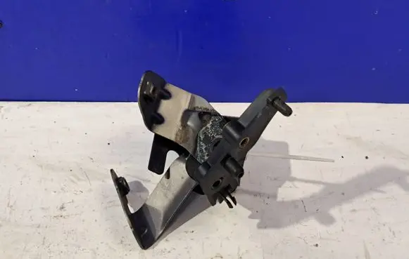 Jaguar XE Fender mounting bracket GX7316E129AB