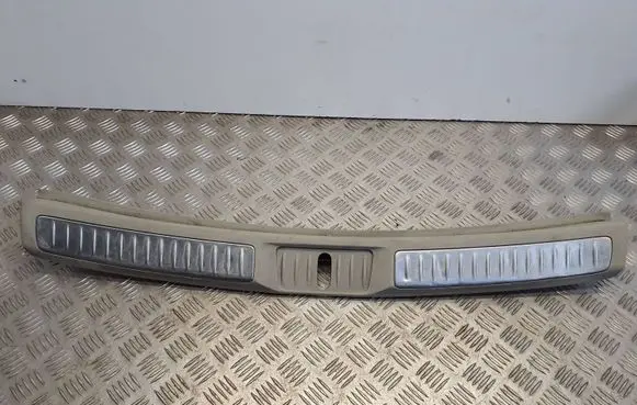 Trunk/boot sill cover protection