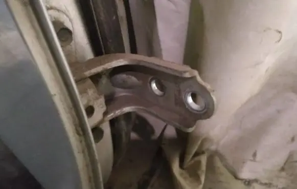 Hyundai i30 Rear door lower hinge 