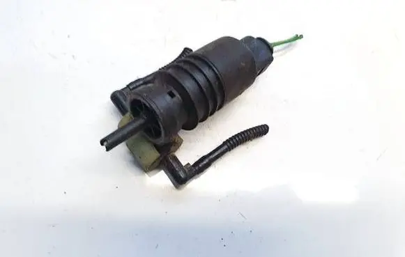 Volkswagen PASSAT B5 Windscreen/windshield washer pump 1j0973722