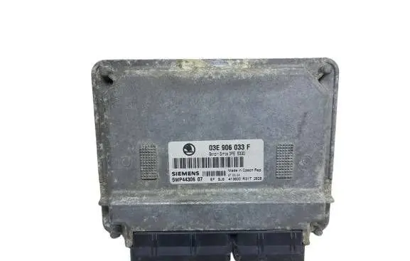 Skoda Fabia Mk1 (6Y) Engine control unit/module ECU 03E906033F-KASACJ 03E906033F