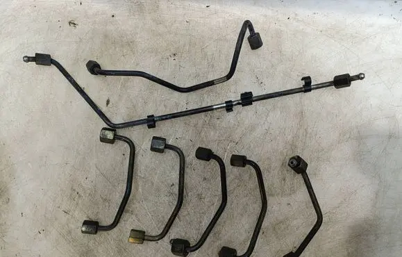 Volkswagen Touareg I Fuel injector supply line/pipe 