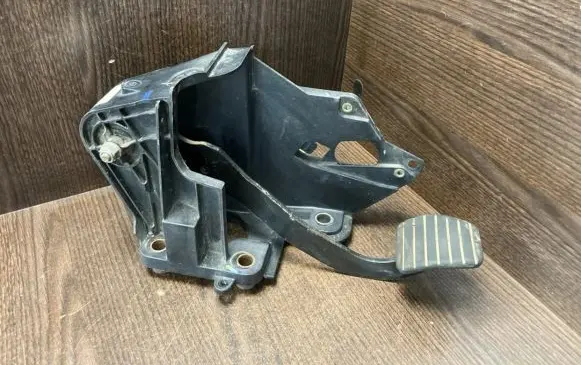 Renault Master III Pedal assembly 8200672233 8200672367