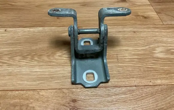 Opel Insignia A Front door lower hinge A046574 1041