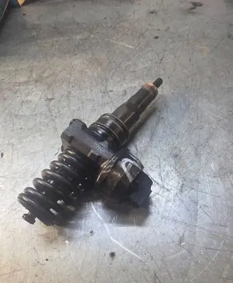 Volkswagen Golf IV Fuel injector 038L35073AG