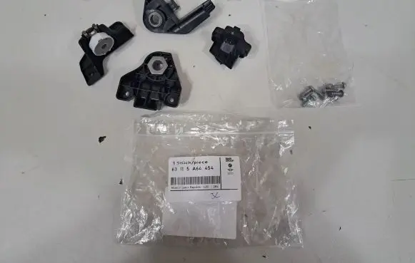 Headlight/headlamp mounting bracket