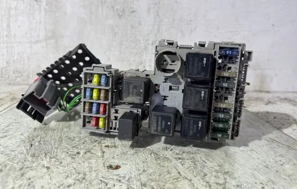 Volvo XC90 Fuse module 8690698