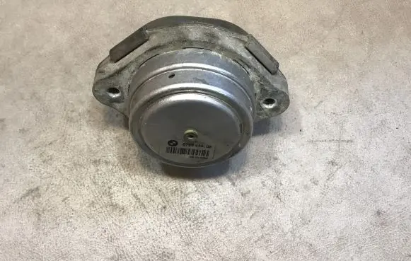 BMW X5 E53 Engine mount bracket 6758444