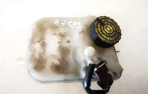 Brake fluid reservoir