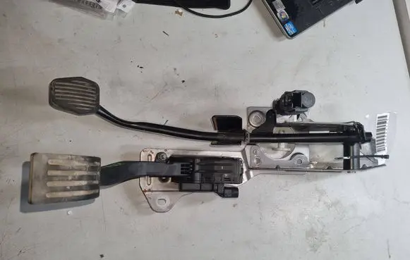Ford C-MAX I Accelerator throttle pedal 3M519F836AH 6PV00864136