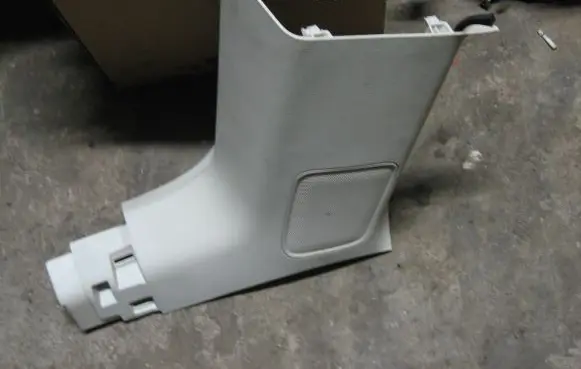 Lincoln Navigator (D) pillar trim (bottom) 