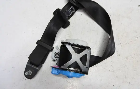 Rear seatbelt