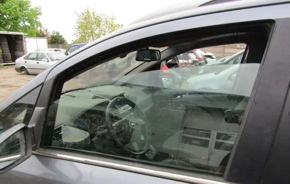 Opel Zafira B Front door window glass four-door 
