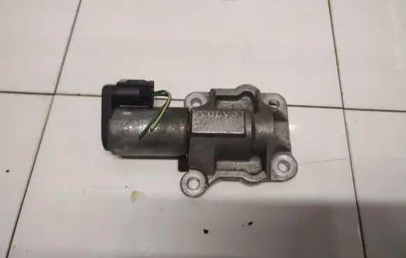 Volvo XC70 Camshaft vanos timing valve 8670422