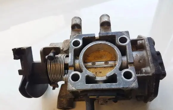 Volkswagen Golf III Throttle valve 0438201509