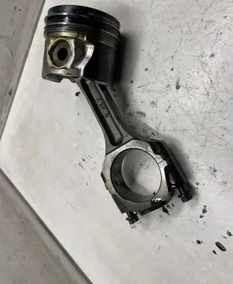 Hyundai Santa Fe Piston with connecting rod