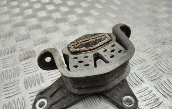 Volkswagen Transporter - Caravelle T5 Engine mount bracket