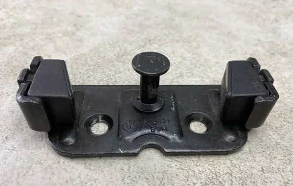 BMW 3 E46 Loading door lock loop/hook striker 8203771