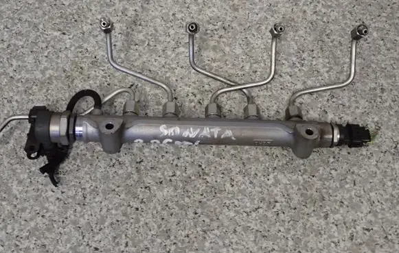 Hyundai Sonata Fuel injector supply line/pipe 