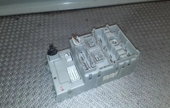 Toyota RAV 4 (XA20) Fuse module 8273342080