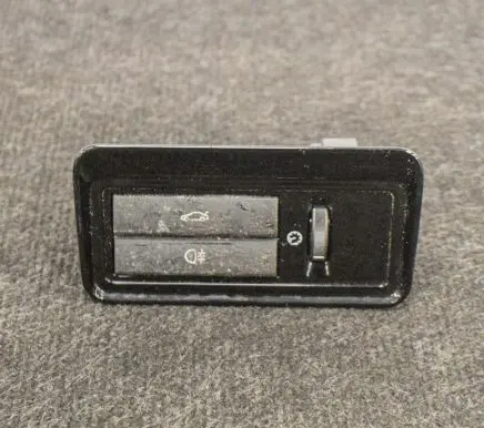 Tailgate/boot open switch button