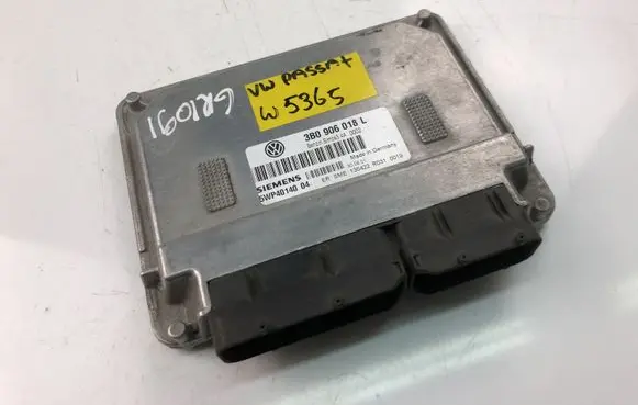 Volkswagen PASSAT B5 Engine control unit/module 3B0906018L