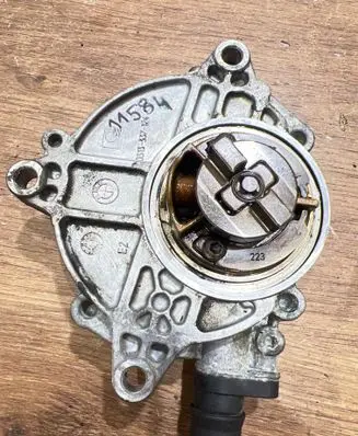 BMW 1 E81 E87 Vacuum pump 7547021