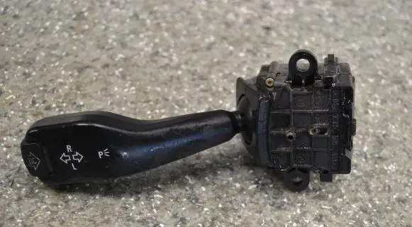 BMW 5 E39 Indicator stalk 8363668 01104010