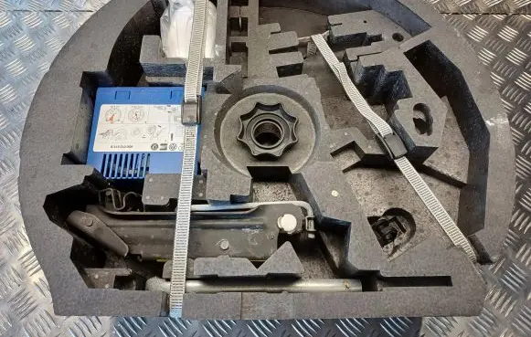 Volkswagen Golf Plus Tool box 8P0012109F