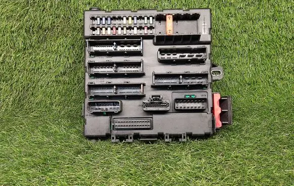 Opel Vectra C Power management control unit 13142520 13142520BJ