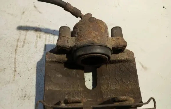 Volkswagen PASSAT B6 Front brake caliper