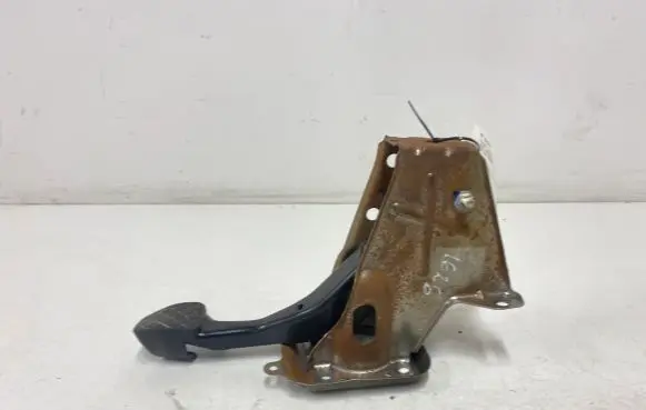 Volkswagen Golf VI Brake pedal