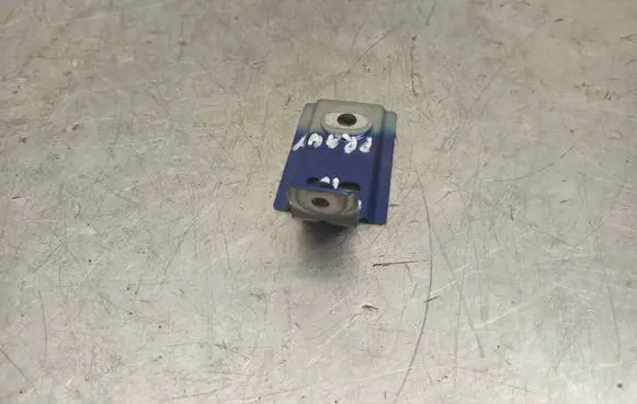 Fender mounting bracket